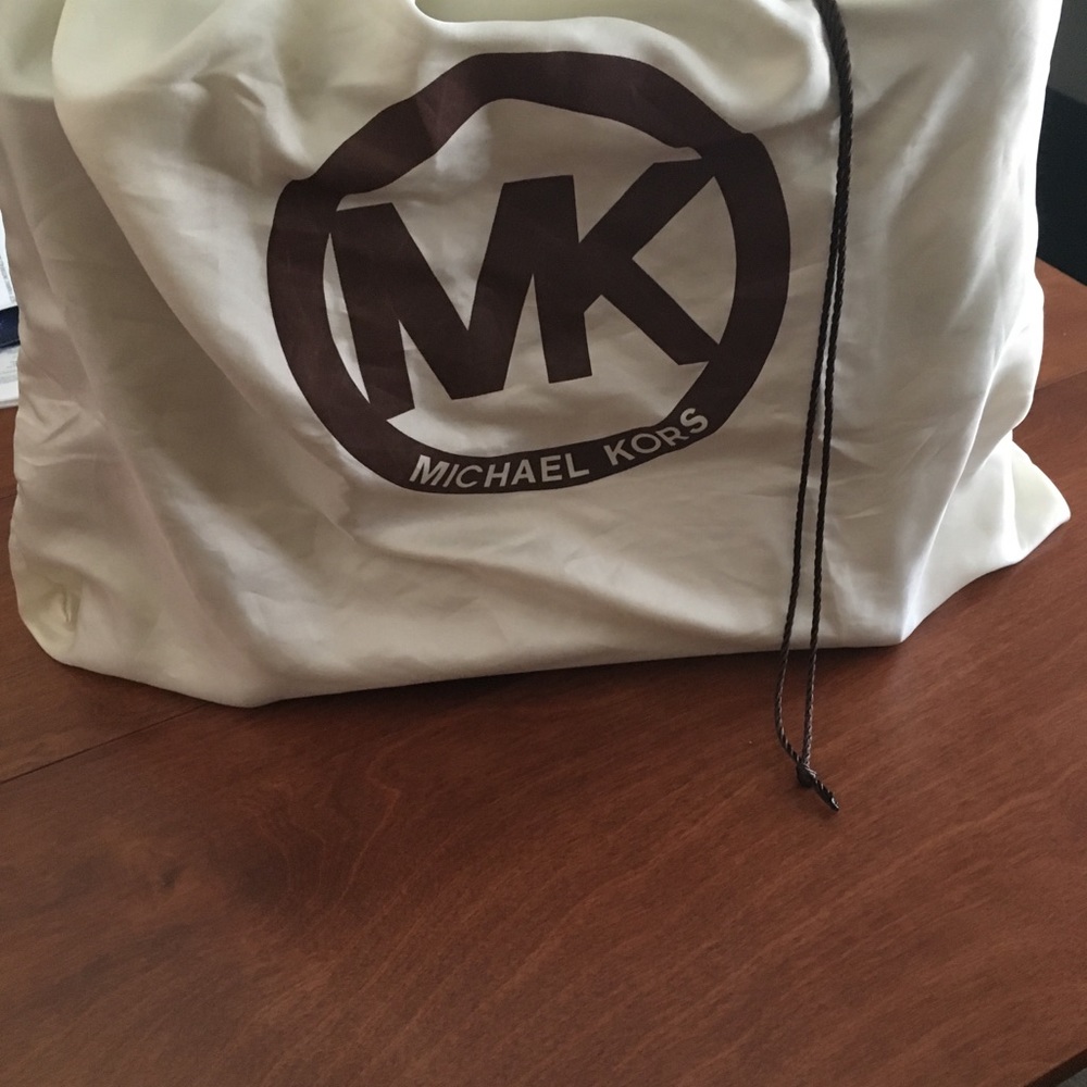 Michael Kors Voyager Tote New with Tag - Picture 2 of 7